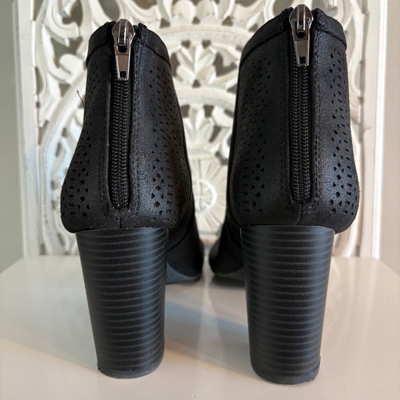 American Eagle Black Faux Suede Open Toe Bootie Lattice Pattern Chunky Heel - Picture 4 of 7